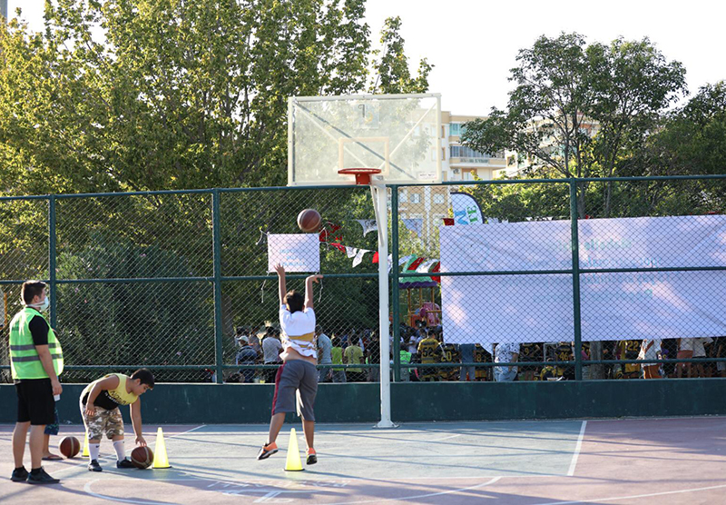 Bayraklılı çocuklar hem eğlendi hem spor yaptı