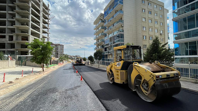 Bayraklı sokaklarına 62 bin metrekare asfalt serimi