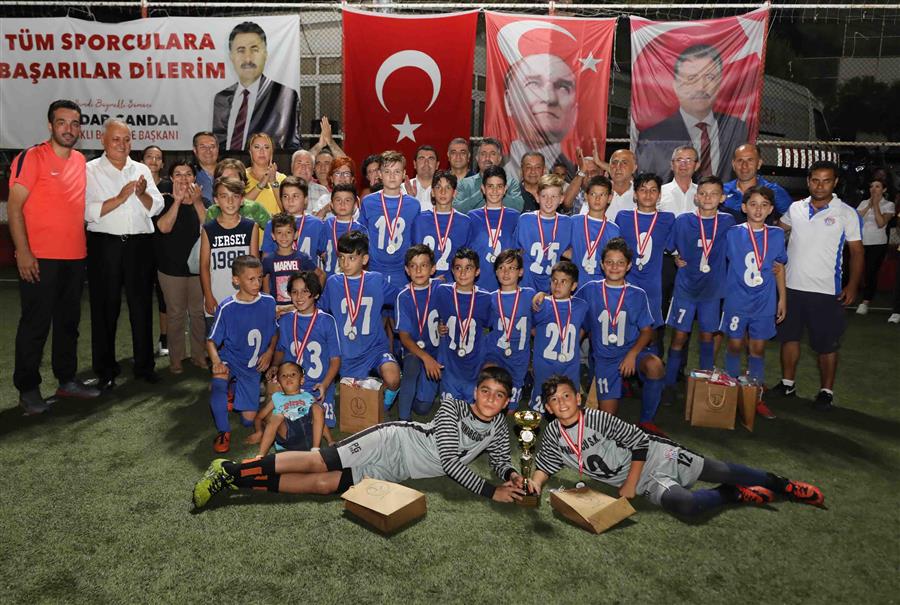 Bayraklı'da Gençlik Turnuvası renkli görüntülere sahne oldu