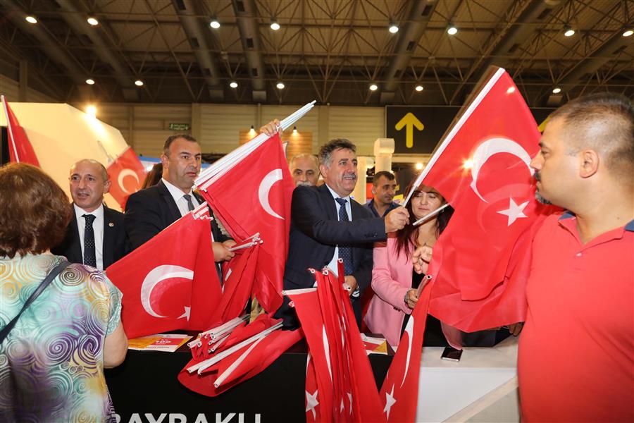 Başkan Sandal’dan ziyaretçilere Türk bayrağı