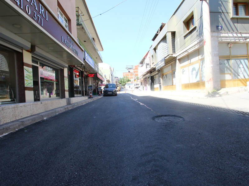 Bayraklı'nın 24 mahallesinde asfaltlama seferberliği sürüyor