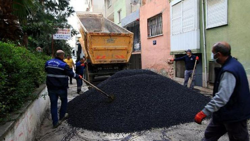 Bayraklı da sokaklar asfaltlanıyor