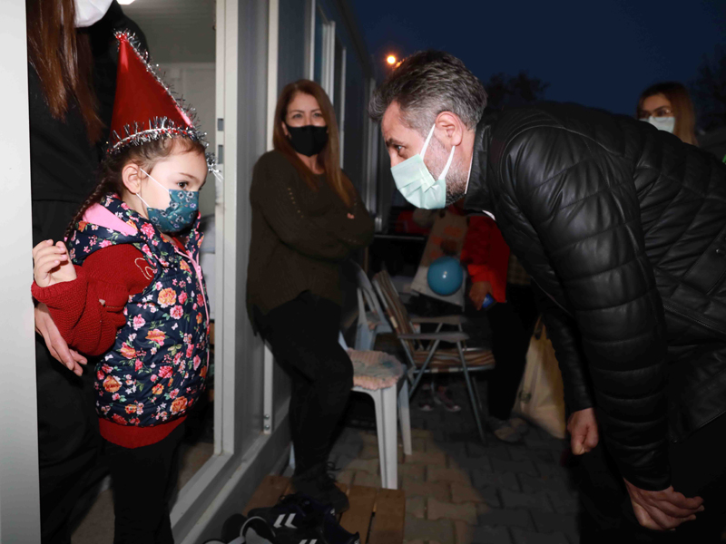 Konteyner kentte depremzede çocuklara yeni yıl sürprizi