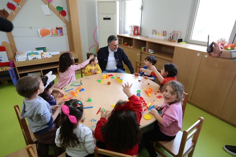 Başkan Sandal 23 Nisan'ı çocuklarla karşıladı