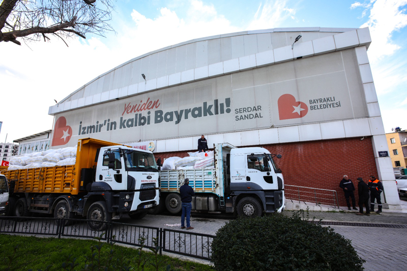 Bayraklı’dan deprem bölgesine 17 tır