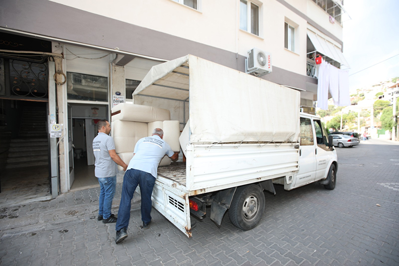 Bayraklı Belediyesinden üniversite öğrencilerine eşya desteği