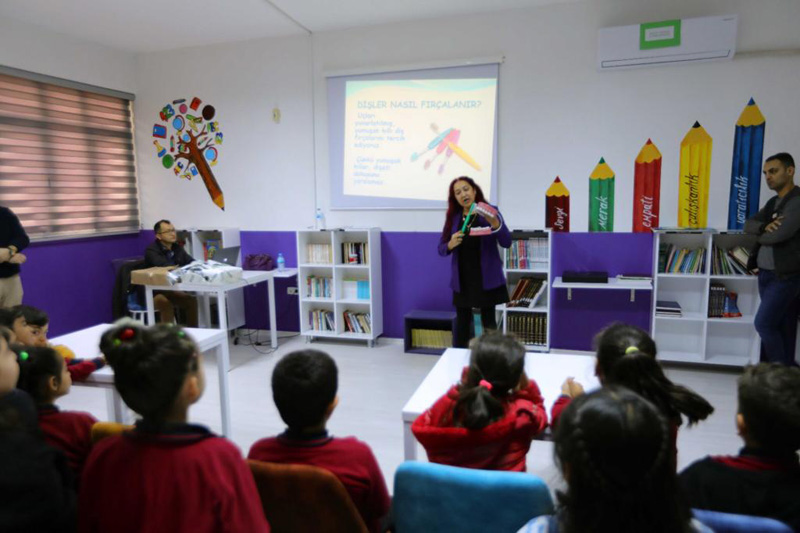 Bayraklı Belediyesinden çocuklara ağız ve diş sağlığı dersi