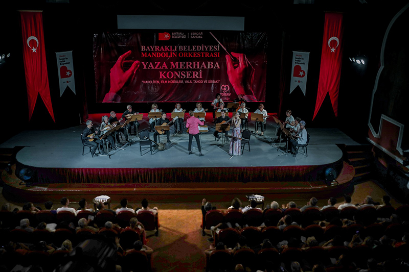 Bayraklı Mandolin Orkestrası 'yaza merhaba' dedi