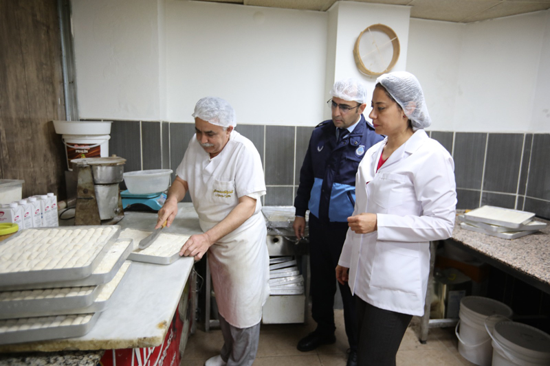 Bayraklı Zabıtası gıda denetimi yaptı