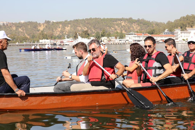 Bayraklı denize açıldı