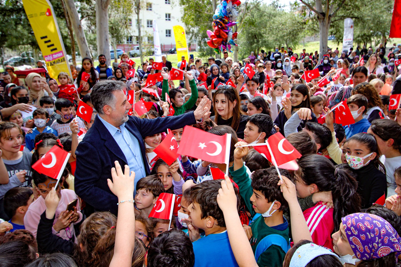 Bayraklı’da 23 Nisan şenlikleri başladı