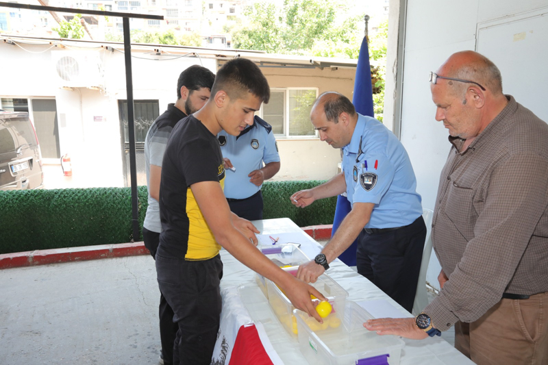 Bayraklı'da kurban satış yerleri kura ile belirlendi