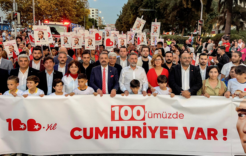 Bayraklı'dan 10 bin kişilik kortej