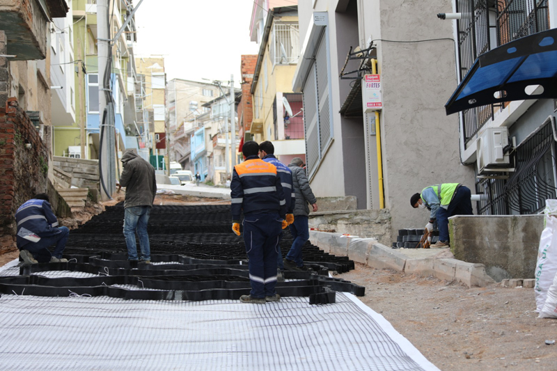 Bayraklı’nın sokaklarına 44 bin metrekarelik kilit parke!