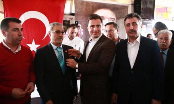 Yüzlerce AKP'li istifa edip CHP'ye katıldı