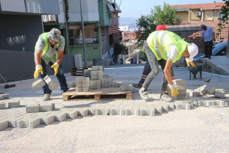 Bayraklı’da 24 mahalleye 43 bin metrekare kilit parke