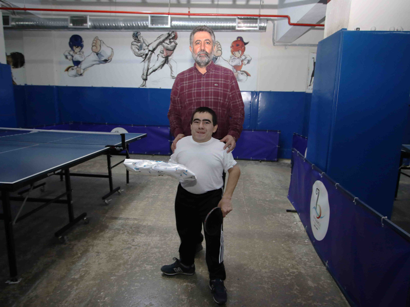 Engelli sporcu Atılmaz, masa tenisinde Başkan Sandal'ı mağlup etti