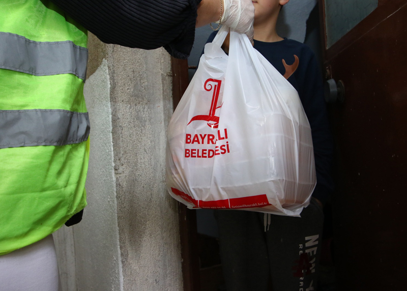 Bayraklı Belediyesi'nden 10 bin kişilik iftar paketi