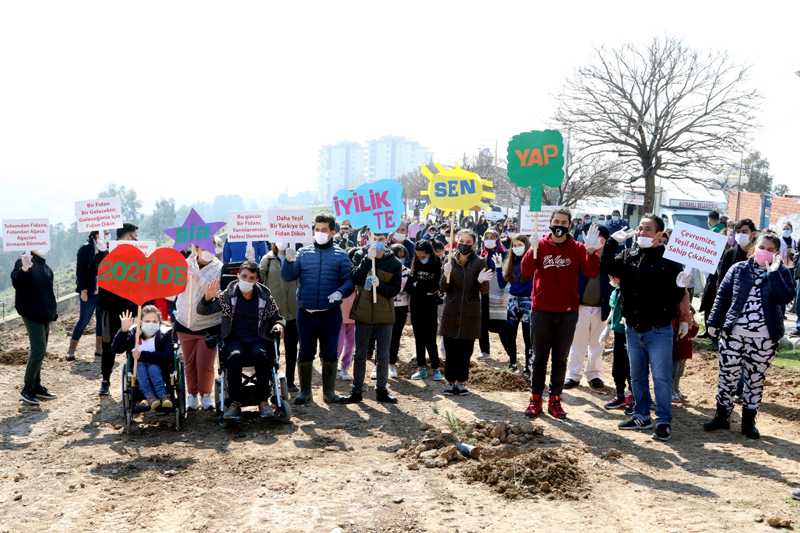 Başkan Sandal, çocuklar ve sporcularla fidan dikti