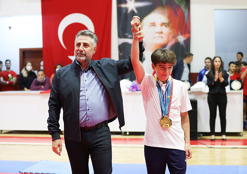 Bayraklı'da kış spor okulları coşkuyla açıldı