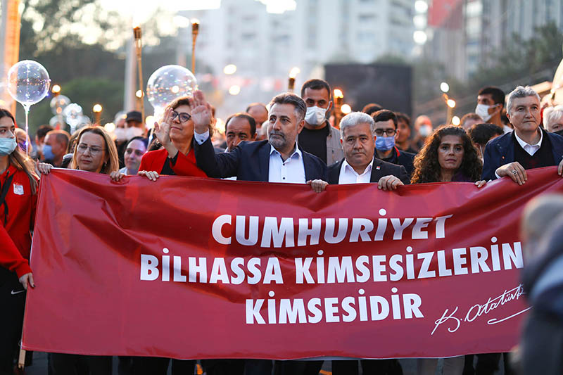 Cumhuriyet meşalesi binlerin coşkusuyla Bayraklı'yı aydınlattı