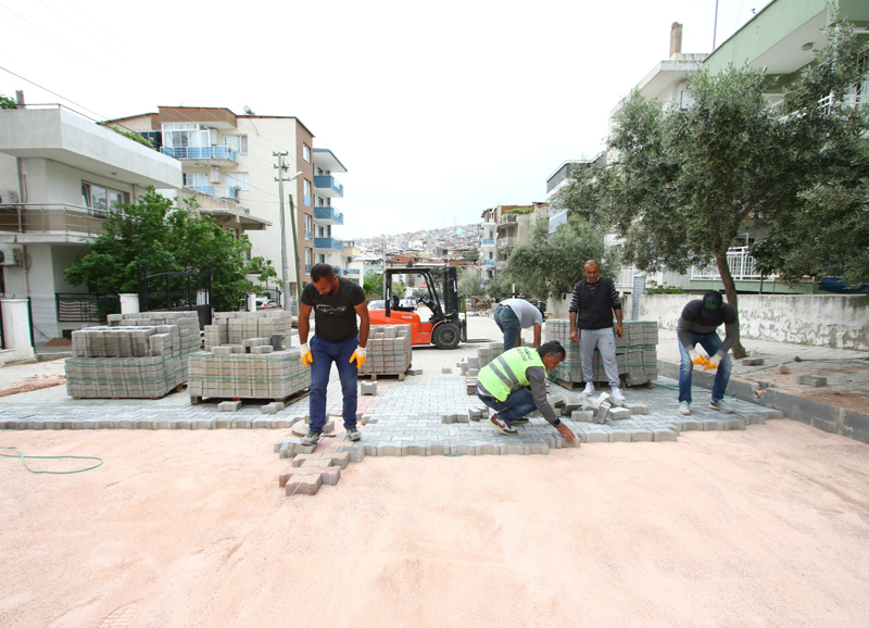 Bayraklı'da yollar elden geçiriliyor