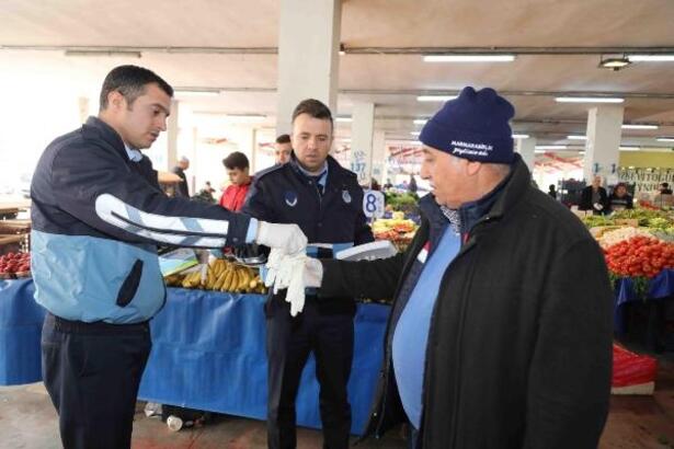 Bayraklı'da zabıta, pazarcılara eldiven ve broşür dağıttı