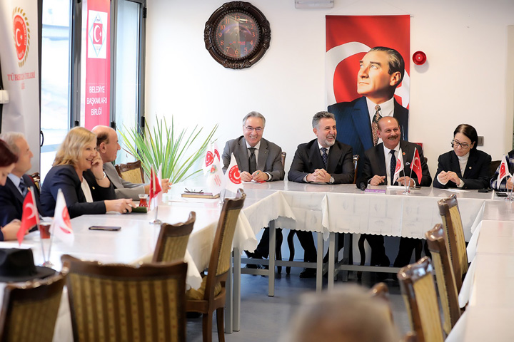İzmir’in eski başkanları ve meclis üyelerinden Başkan Sandal’a destek