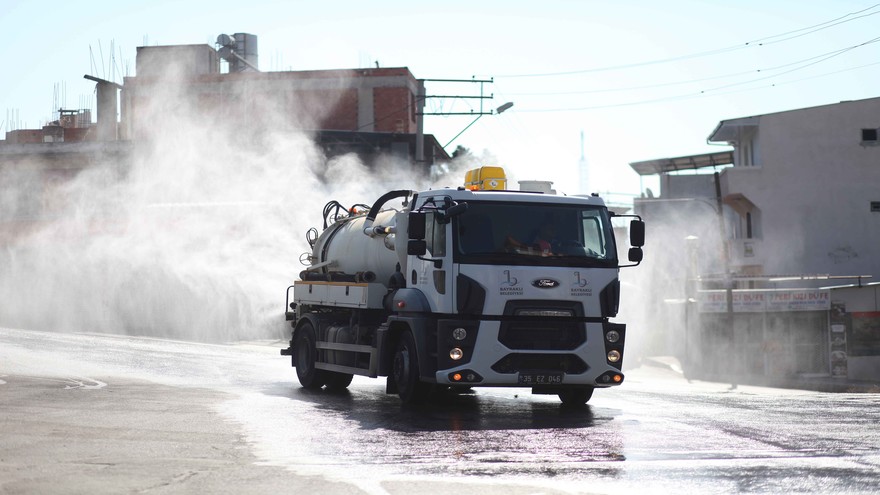 Bayraklı'da 24 mahalle köşe bucak temizlendi