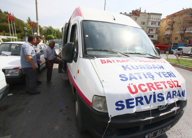 Bayraklı'da kurban satış yerlerine ücretsiz servis!