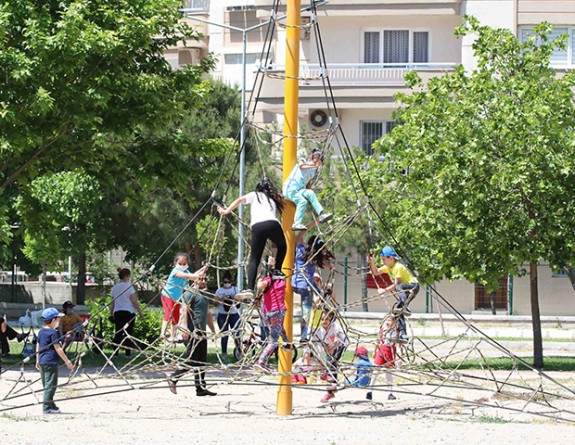 Bayraklı'da parklar baştan sona yenileniyor!