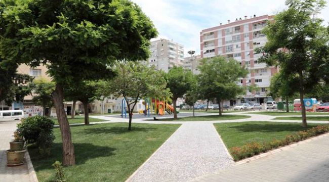 Bayraklı'da parklar çiçek gibi