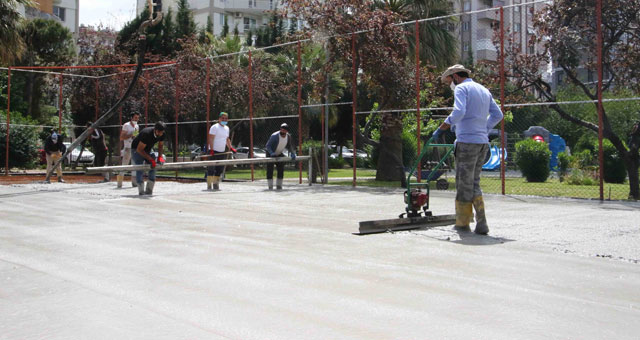 Bayraklı’da yenilenen spor alanlarına 904 metreküp beton döküldü