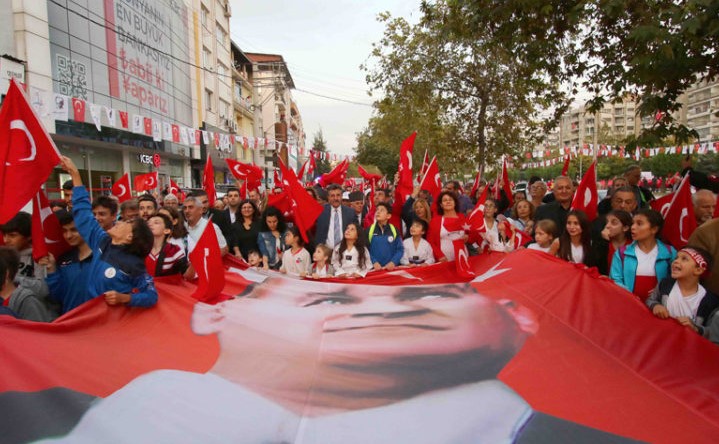 Bayraklı, ‘Cumhuriyet’e yürüdü