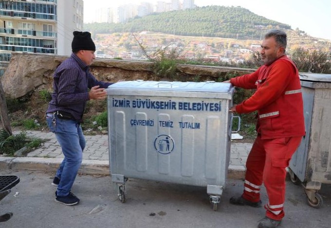 Bayraklı sokaklarına yeni çöp konteynerleri