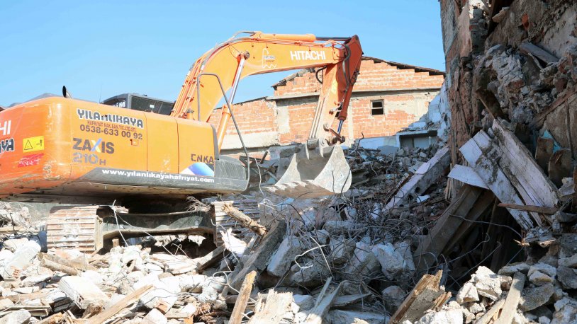 Bayraklı'da metruk binalar yıkılıyor