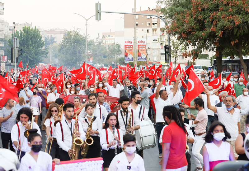 Bayraklı'da Zafer Bayramı coşkusu sokaklara taştı