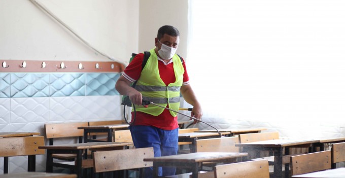 Bayraklı'da okullar sınav öncesi dezenfekte edildi