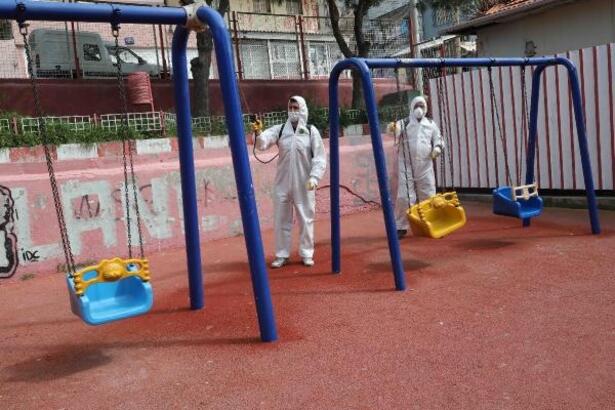 Bayraklı'da berberler ve parklar dezenfekte edildi