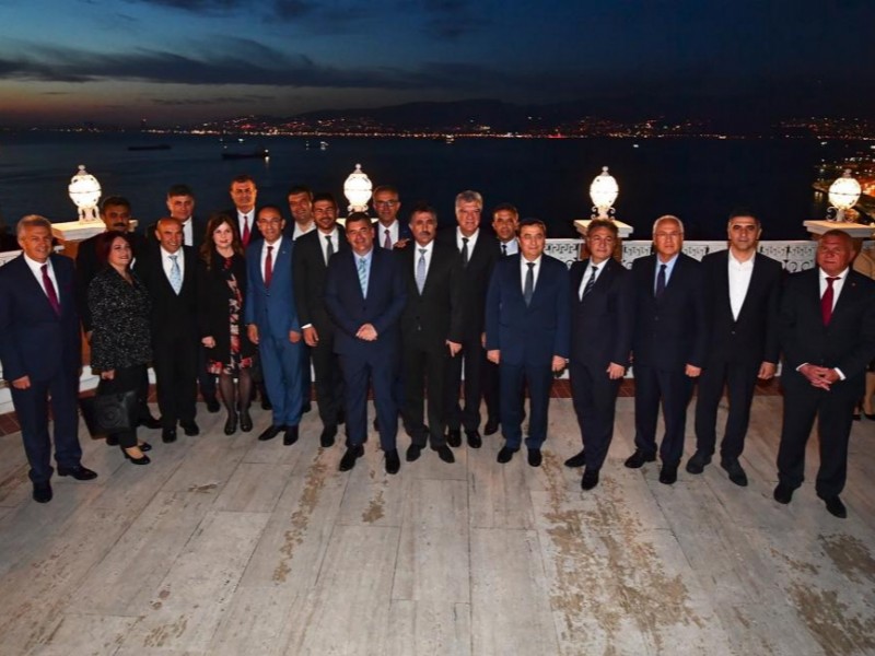 Tunç Soyer, İzmir'in ilçe belediye başkanlarıyla buluştu