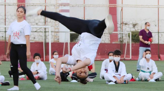 Spor kurslarına katılan çocuklar sertifika aldı