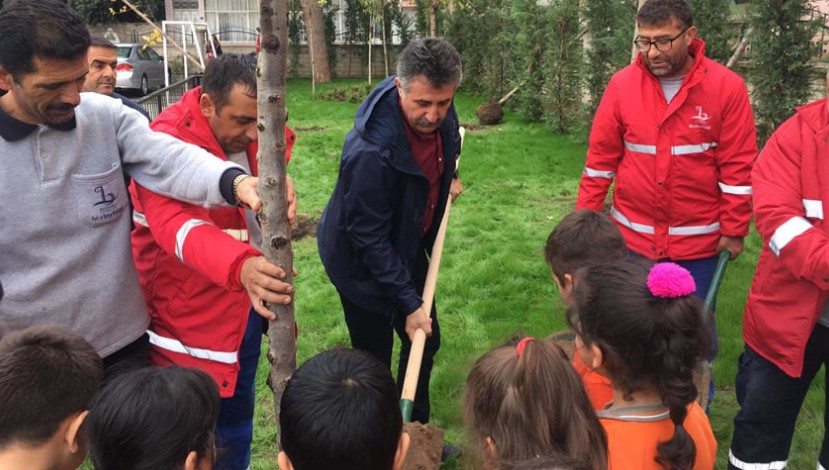 Başkan Sandal öğrencilerle ağaç dikti