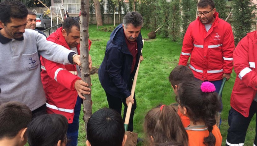Başkan Sandal öğrencilerle ağaç dikti